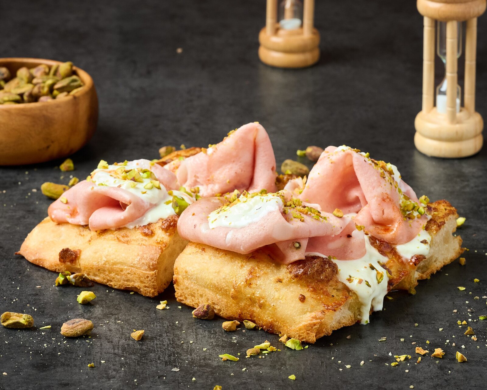 Pizza romana con mortadela, crema y pistachos