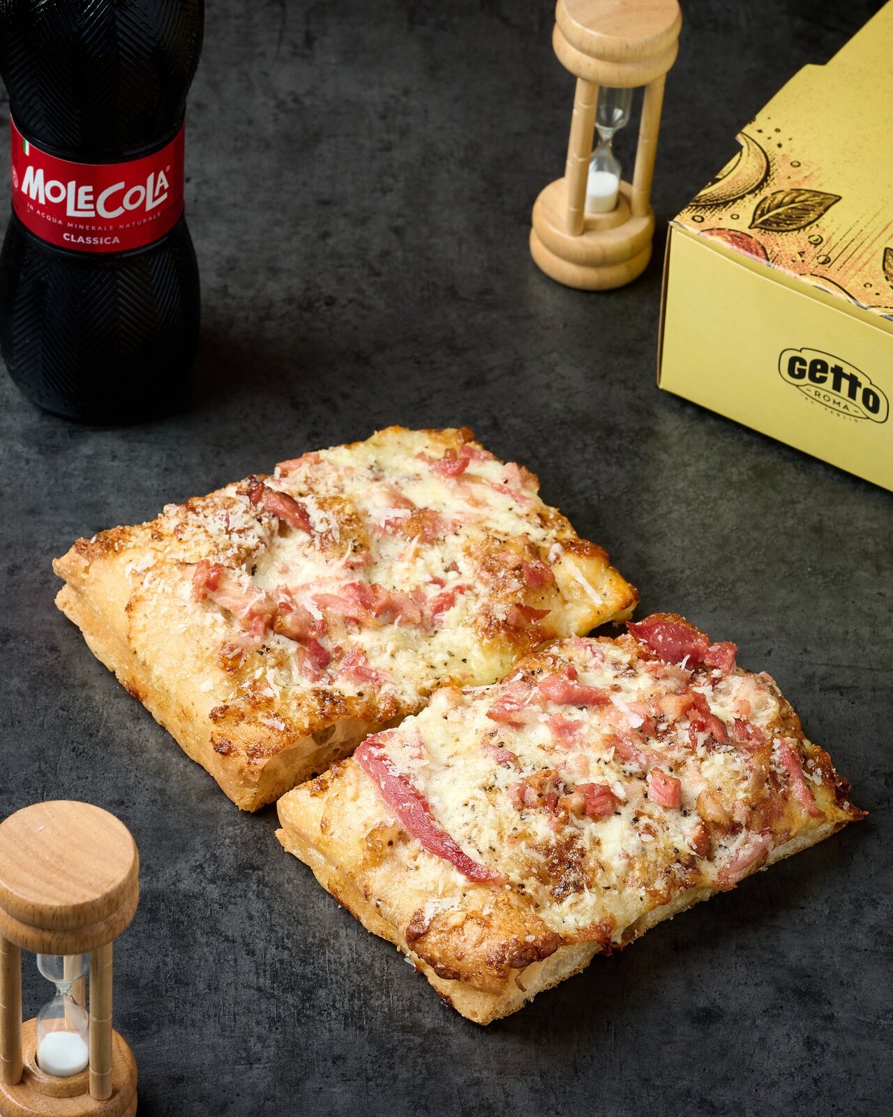 Porciones de pizza al taglio recién preparadas