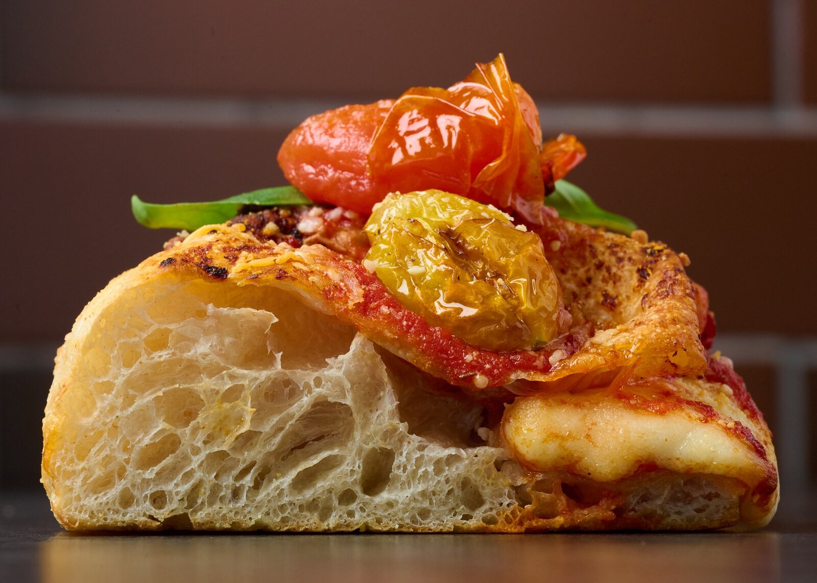 Detalle de la masa aireada y crujiente de una pizza romana