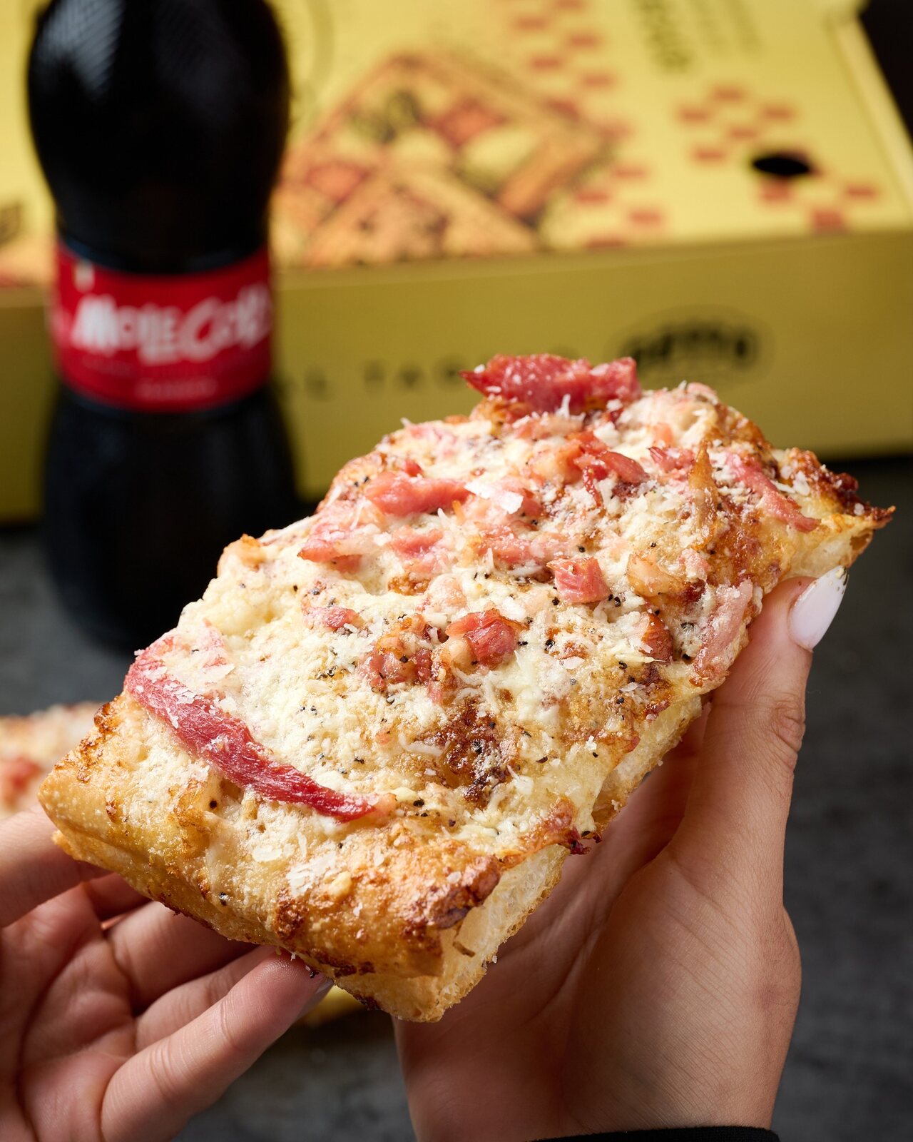 Porción de pizza romana lista para disfrutar